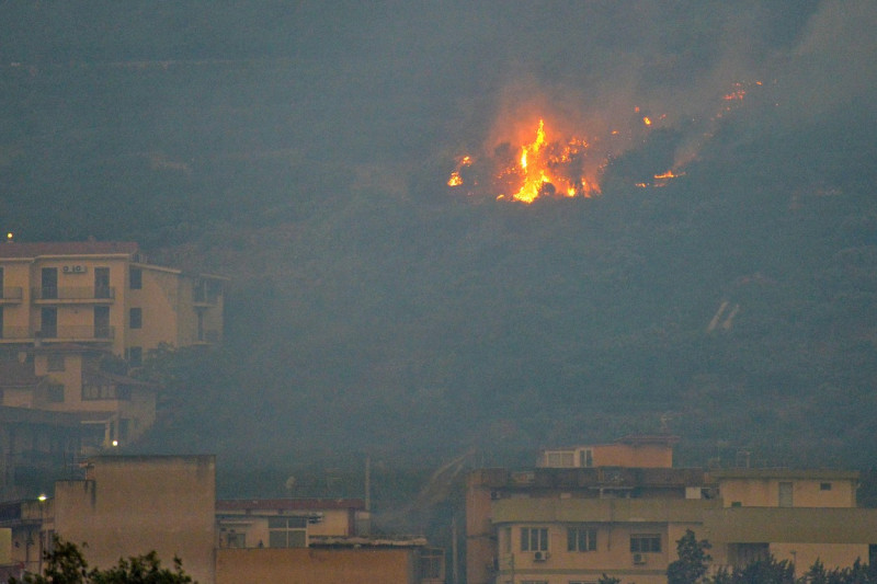 Bruciano colline attorno Palermo, fiamme minacciano case