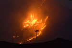 Bruciano colline attorno Palermo, fiamme minacciano case