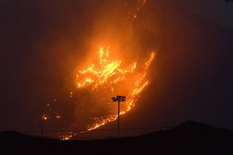 Bruciano colline attorno Palermo, fiamme minacciano case