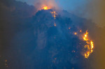 Bruciano colline attorno Palermo, fiamme minacciano case