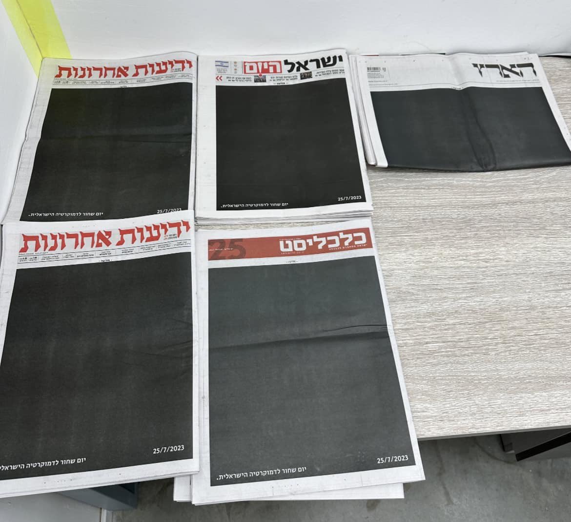 „O zi neagră pentru democraţie”. Ziarele din Israel au tipărit prima pagină neagră în semn de protest față de reforma Justiției