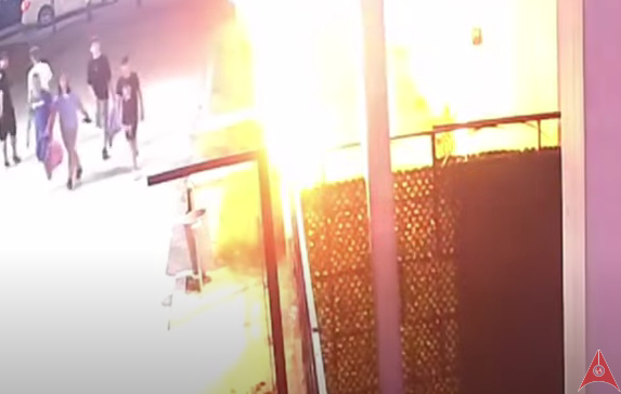 Un tânăr a incendiat gardul unui club din Costineşti. Momentul a fost surprins de camerele de supraveghere