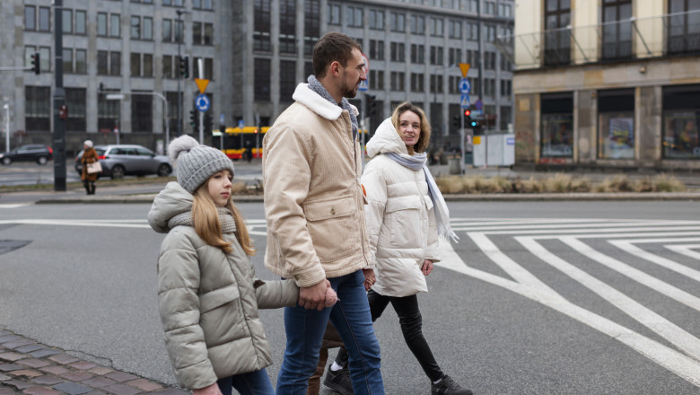 familie merge pe strada