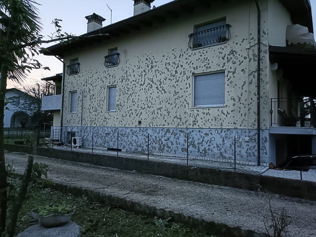 Grindina cât mingea de tenis a lovit în nordul Italiei. Bucățile de gheață care cântăreau și 500 de grame au provocat pagube uriașe