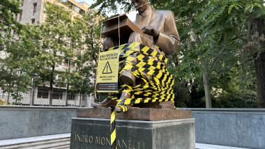 statuia lui Indro Mondranelli înfășurată cu bandă galbenă cu negru la Milano