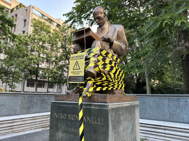 Un gruppo di attivisti ambientali ha vandalizzato una statua a Milano.  Non è la prima volta che in Italia vengono presi di mira monumenti