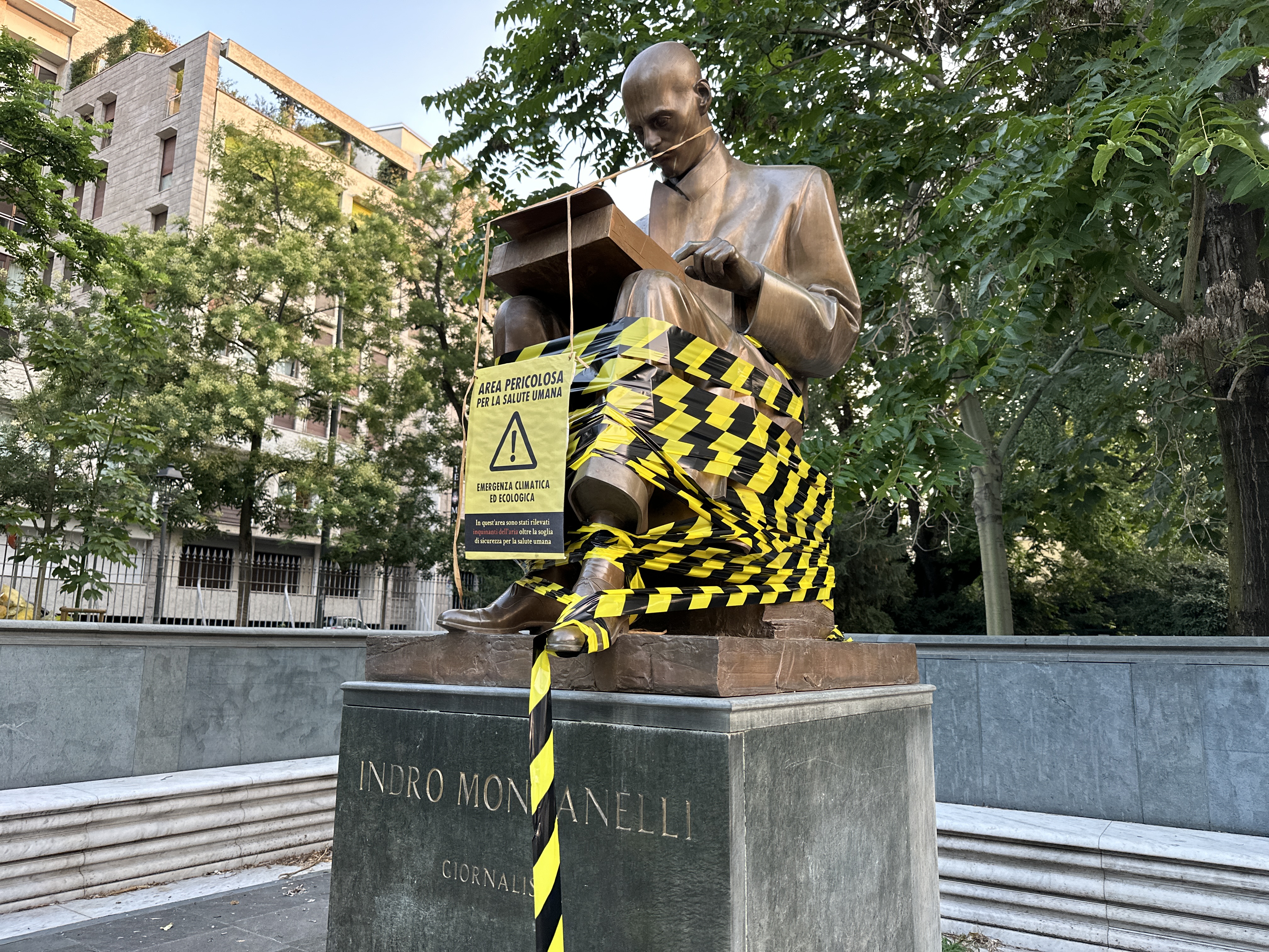 Un grup de activiști de mediu a vandalizat o statuie din Milano. Nu este prima dată când monumentele din Italia sunt luate în vizor