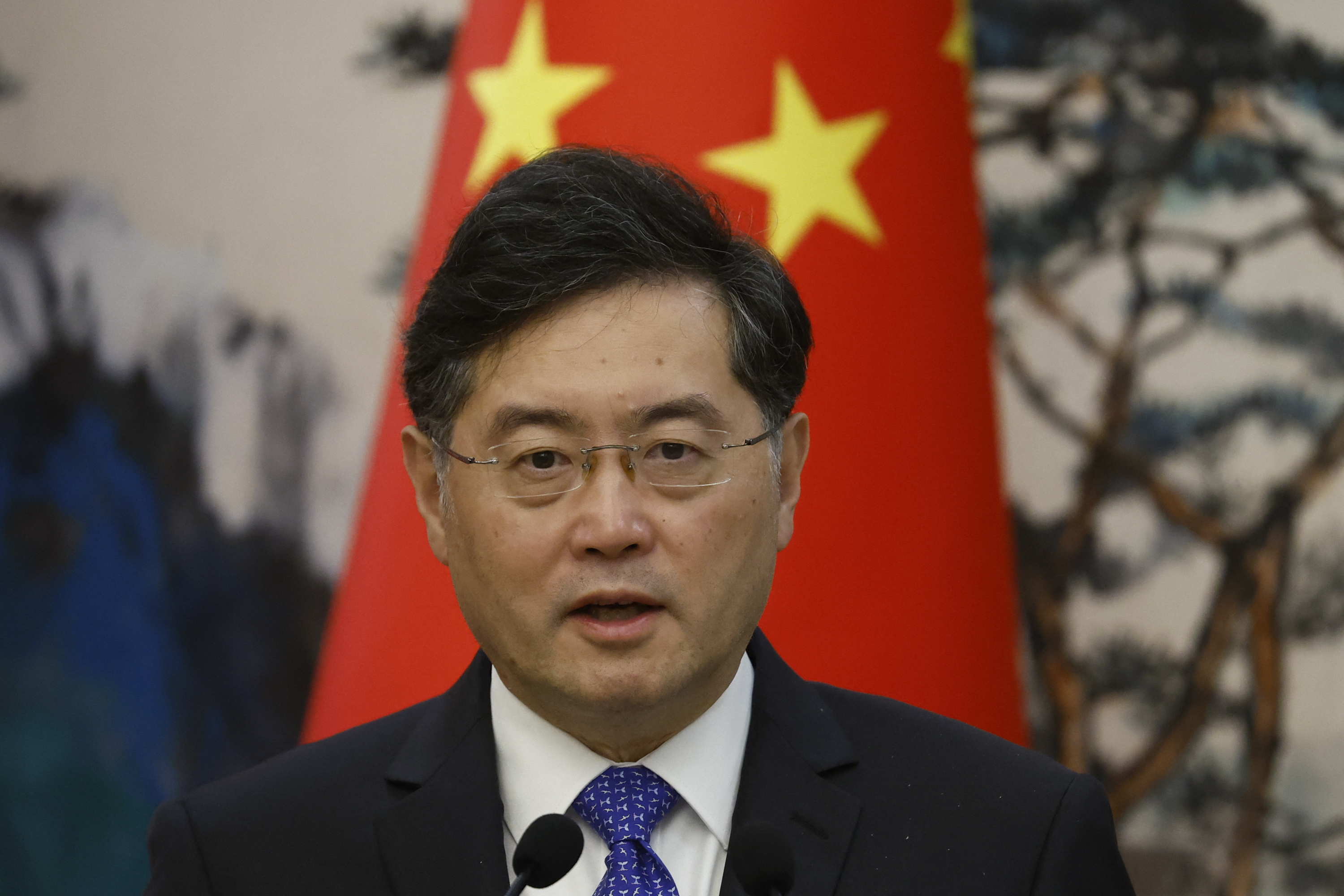 Se adâncește misterul în cazul ministrului de Externe chinez. Dispărut de aproape o lună, Qin Gang a fost demis marți de Xi Jinping