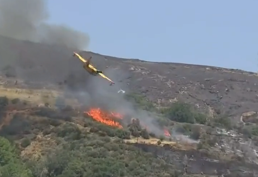 Momentul în care un avion pentru stingerea incendiilor se prăbușește în Grecia. Piloții au murit