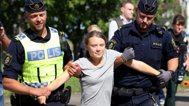 Greta Thunberg ținuta de mâini și cărată de polițiștii din Malmo după un protest pe 24 iulie 2023