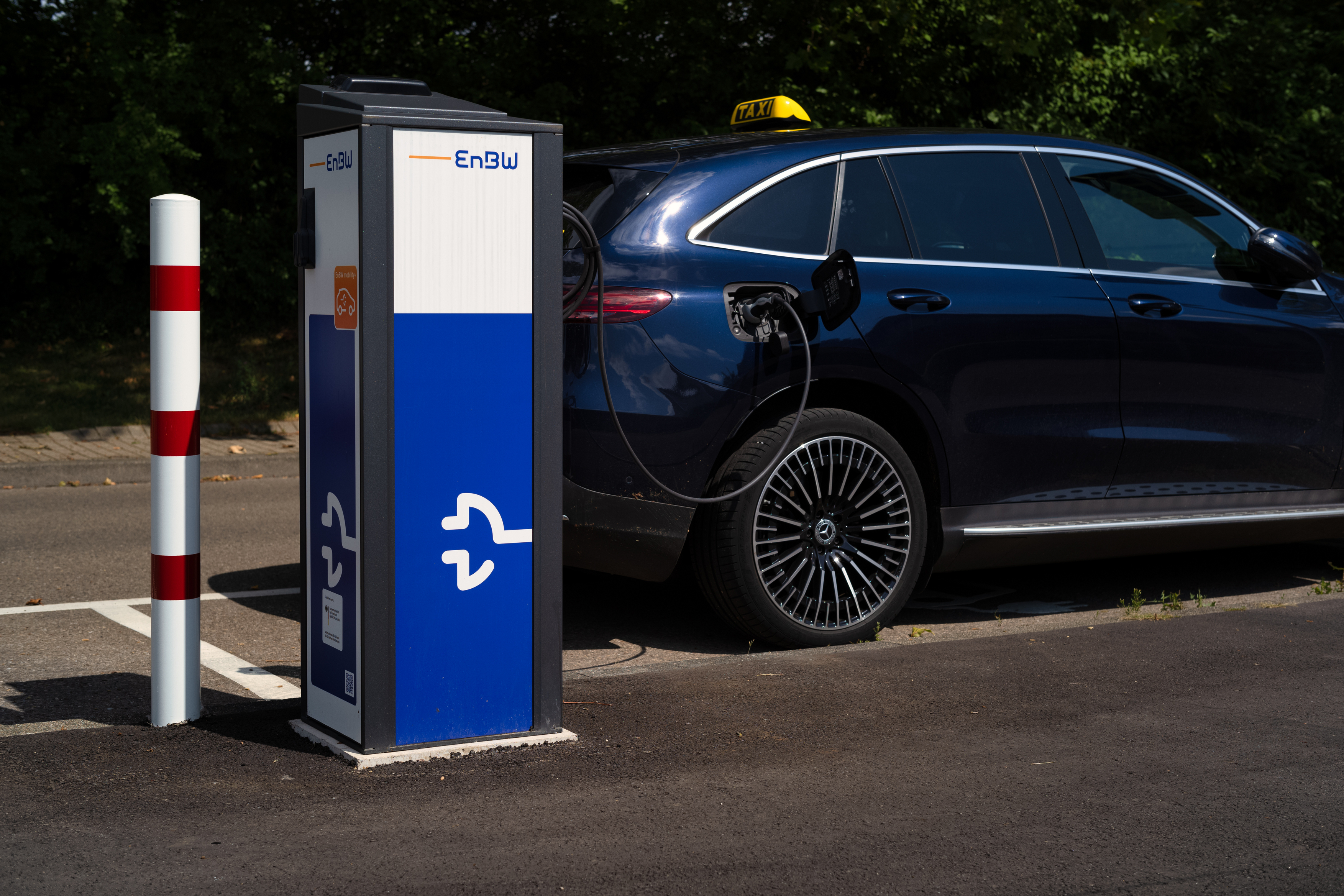 Consiliul UE a aprobat o lege care permite instalarea mai multor stații de încărcare a mașinilor electrice în Europa