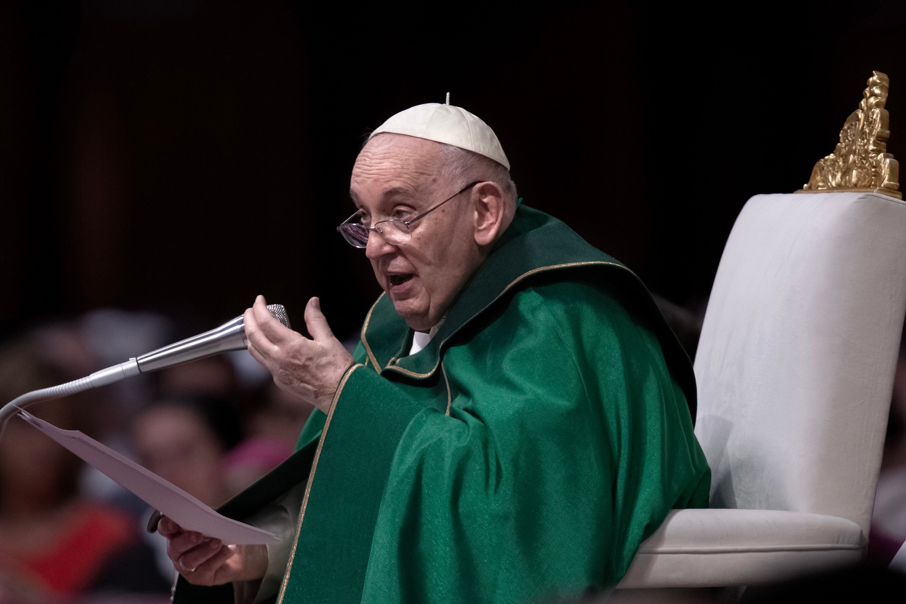 Papa Francisc i-a spus unui tânăr transgender că „Dumnezeu ne iubeşte aşa cum suntem”