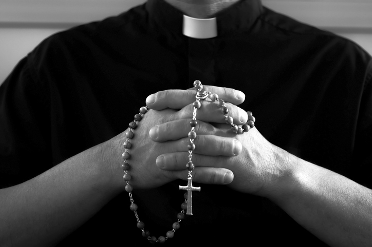 Un pastor care a oficiat înmormântarea unei fetițe răpite în urmă cu 48 de ani este acuzat că a ucis-o