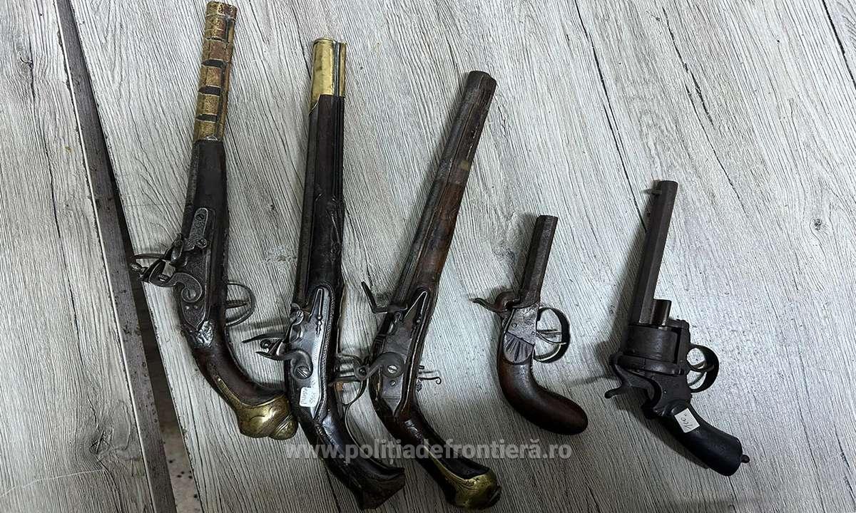 Patru puști și cinci pistoale au fost găsite ascunse în microbuzul unui bulgar care încerca să intre în România