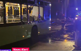 Acoperiş smuls de vânt, în Vaslui. S-a prăbușit peste un autobuz și o benzinărie. Două persoane au fost rănite