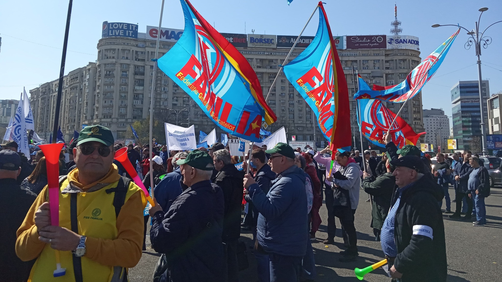 Angajaţii din construcţii protestează în faţa Guvernului. Mitingul, scurtat din cauza codului roșu de caniculă