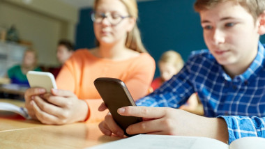 elevi folosesc telefoanele mobile la școală
