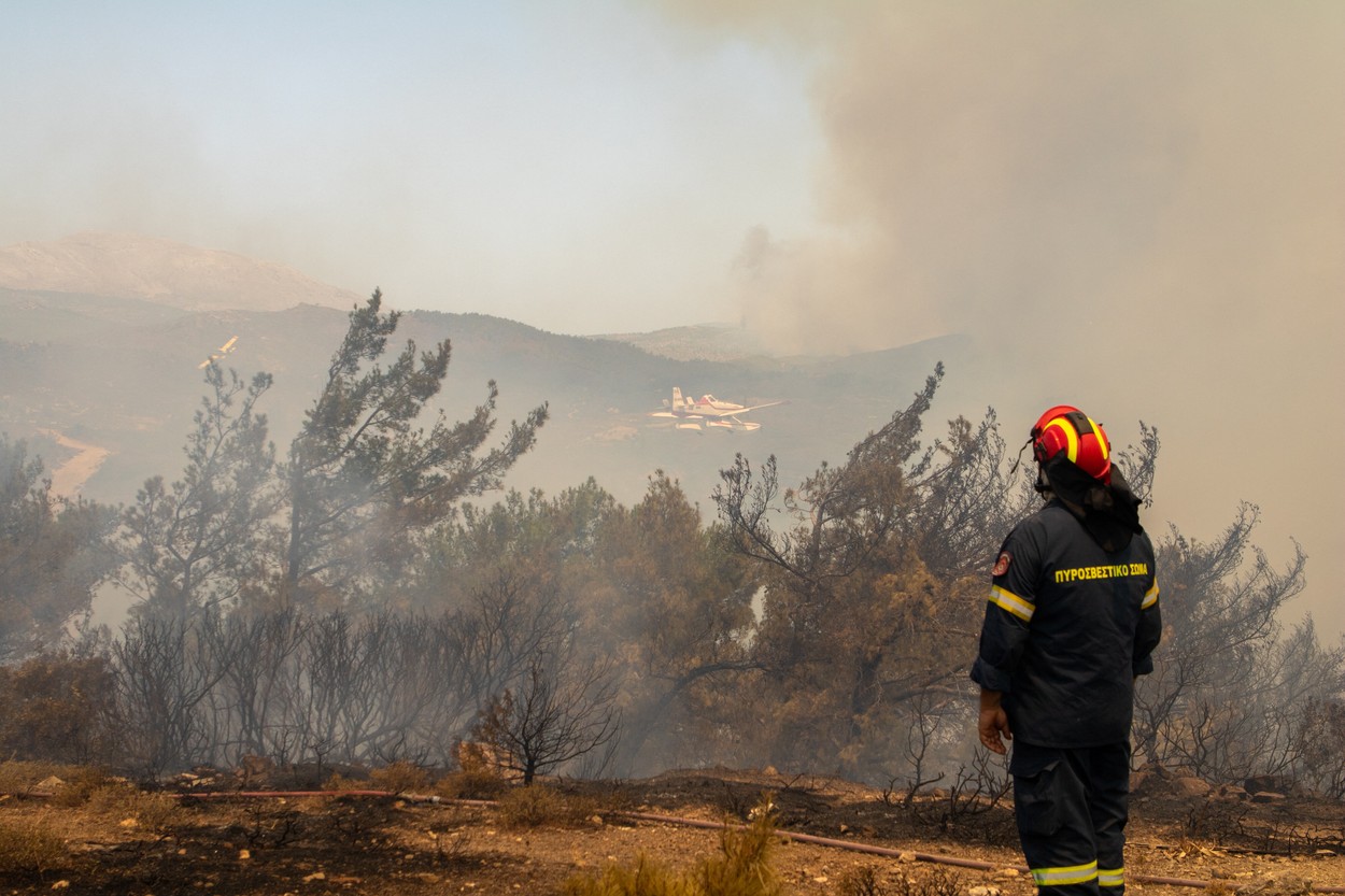 Val nou de căldură extremă în Grecia: Temperaturile ating 45 de grade. Incendiile continuă să devasteze insulele Rodos și Corfu