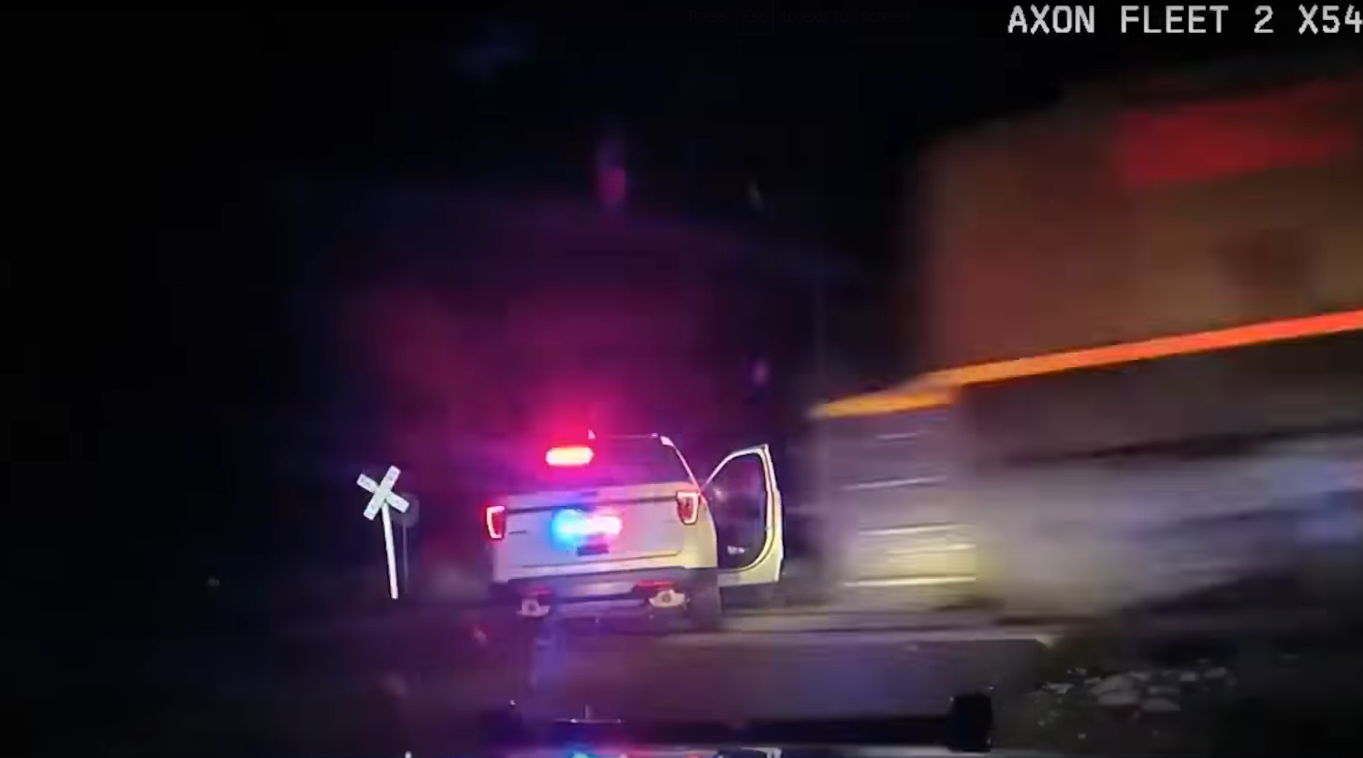 Cum se apără polițista care a băgat o femeie într-o mașină de poliție oprită pe calea ferată. Autospeciala a fost lovită de tren