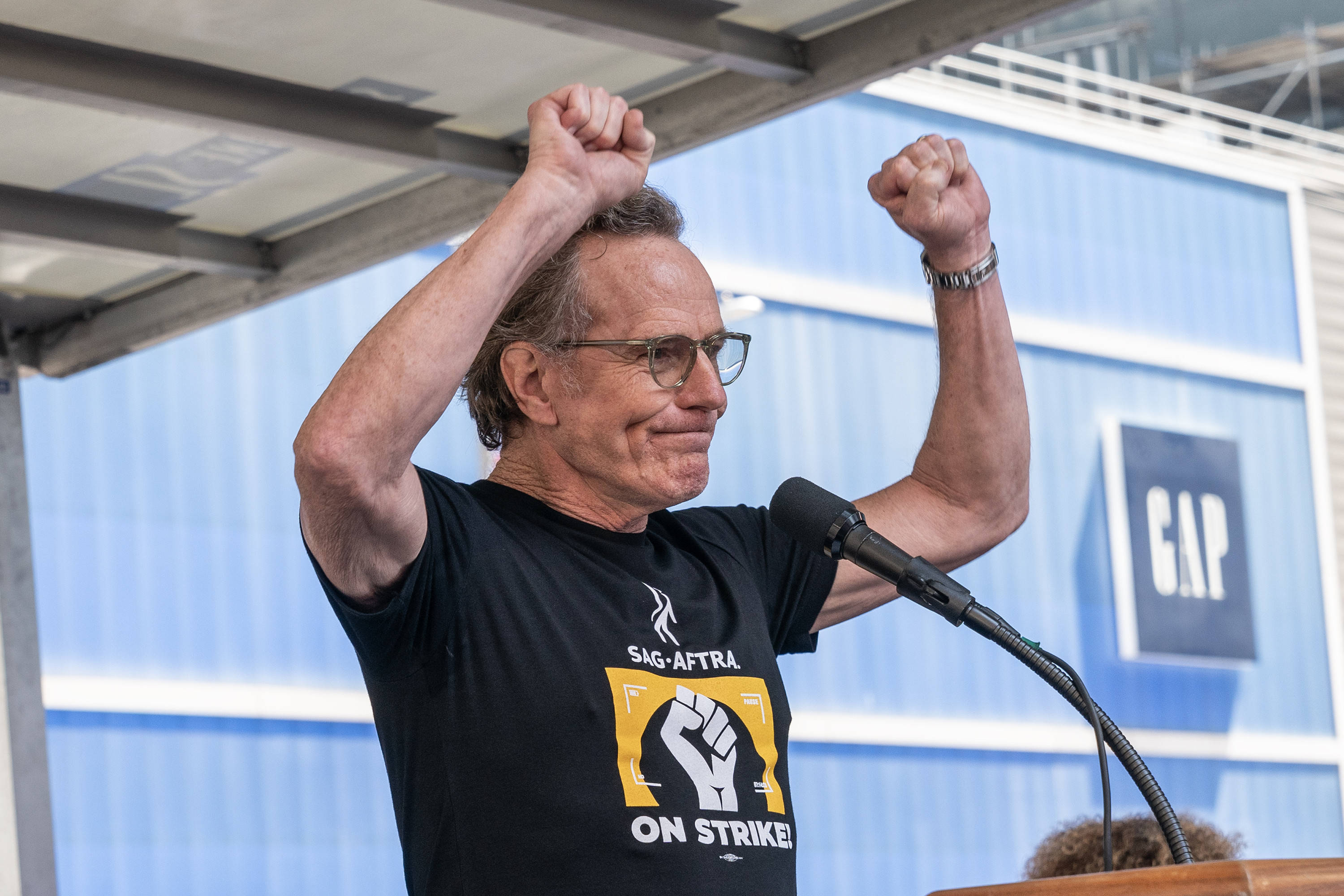 Protestele actorilor de la Hollywood: Bryan Cranston, celebrul actor din seria "Breaking Bad", a ținut un discurs în Times Square
