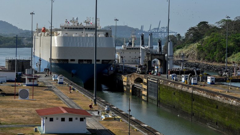 navă de transport ghidată prin Canalul Panama pe timp de secetă