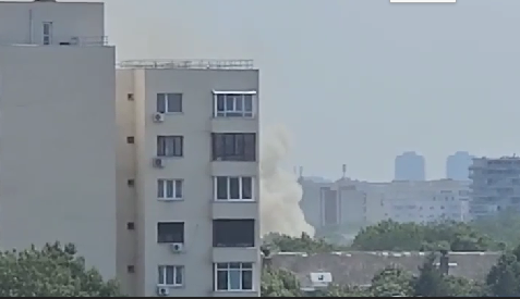 Incendiu puternic în București. Trei case au fost cuprinse de flăcări. Două persoane sunt rănite
