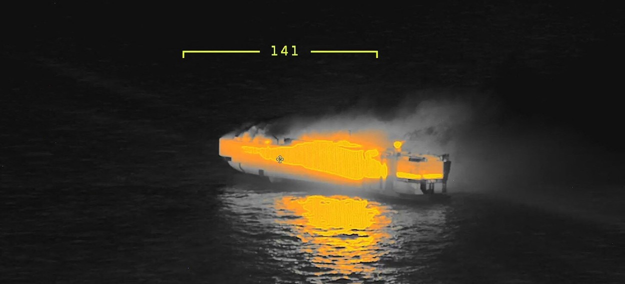 O navă cu 3.000 de mașini arde în largul coastelor olandeze. Disperați, marinarii au sărit în apă