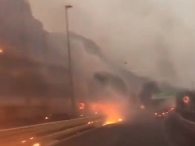 VIDEO.  Un’autostrada devastata dalle fiamme in Sicilia.  Gli incendi si diffondono nel Sud Italia