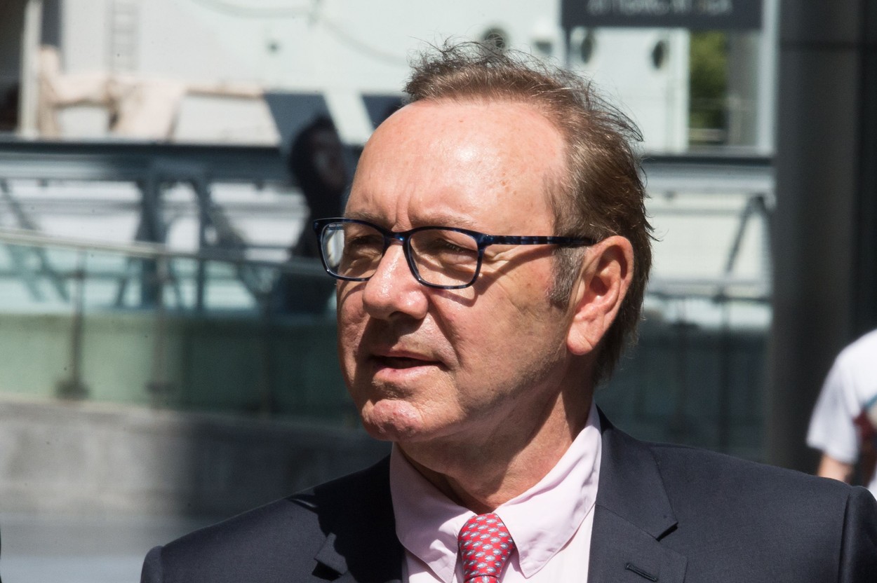 Kevin Spacey a fost achitat pentru toate acuzațiile de agresiune sexuală și viol. Actorul a început să plângă la citirea verdictului