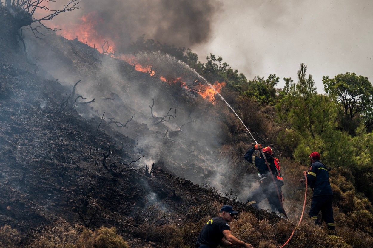 Ţările UE au trimis aproape 500 de pompieri pentru a ajuta Grecia în lupta cu incendiile masive de vegetație