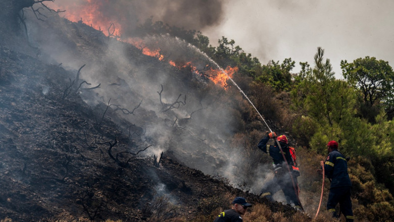 pompieri care intervin in grecia
