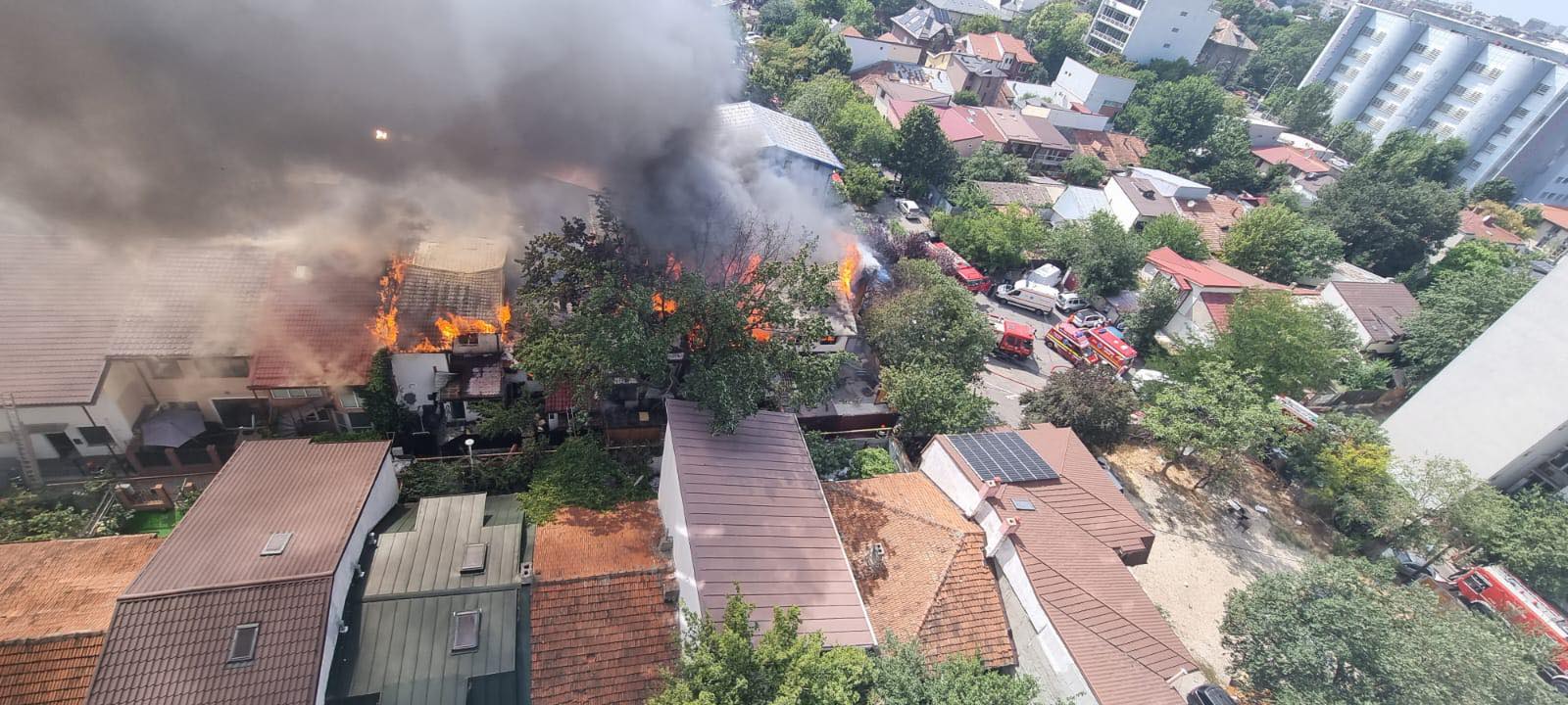Incendiu puternic în București: Patru persoane au avut nevoie de îngrijiri medicale. Au fost afectate 17 proprietăţi