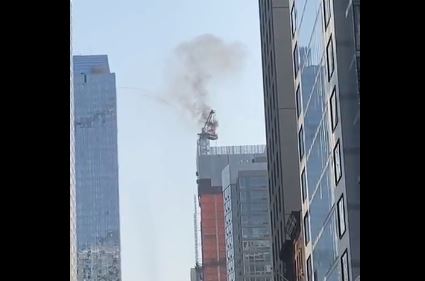 O macara a luat foc și s-a prăbușit în New York. Cel puțin cinci persoane au fost rănite