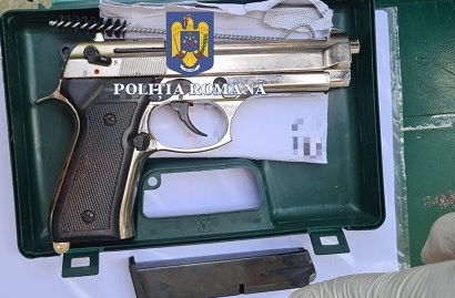 Divorț cu scandal. Un bărbat din Olt a fost reținut de polițiști, după ce a tras cu pistolul și și-a amenințat fosta soție cu un cuțit