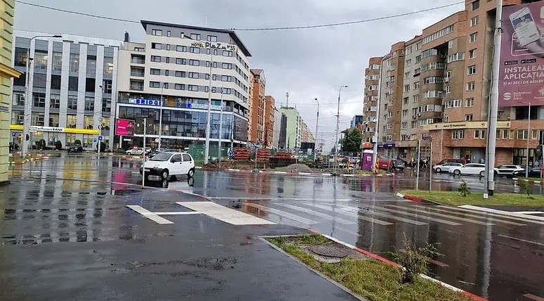 Un Matiz a fost luat pe sus de vânt, în Sibiu. Mașina a ajuns într-un sens giratoriu