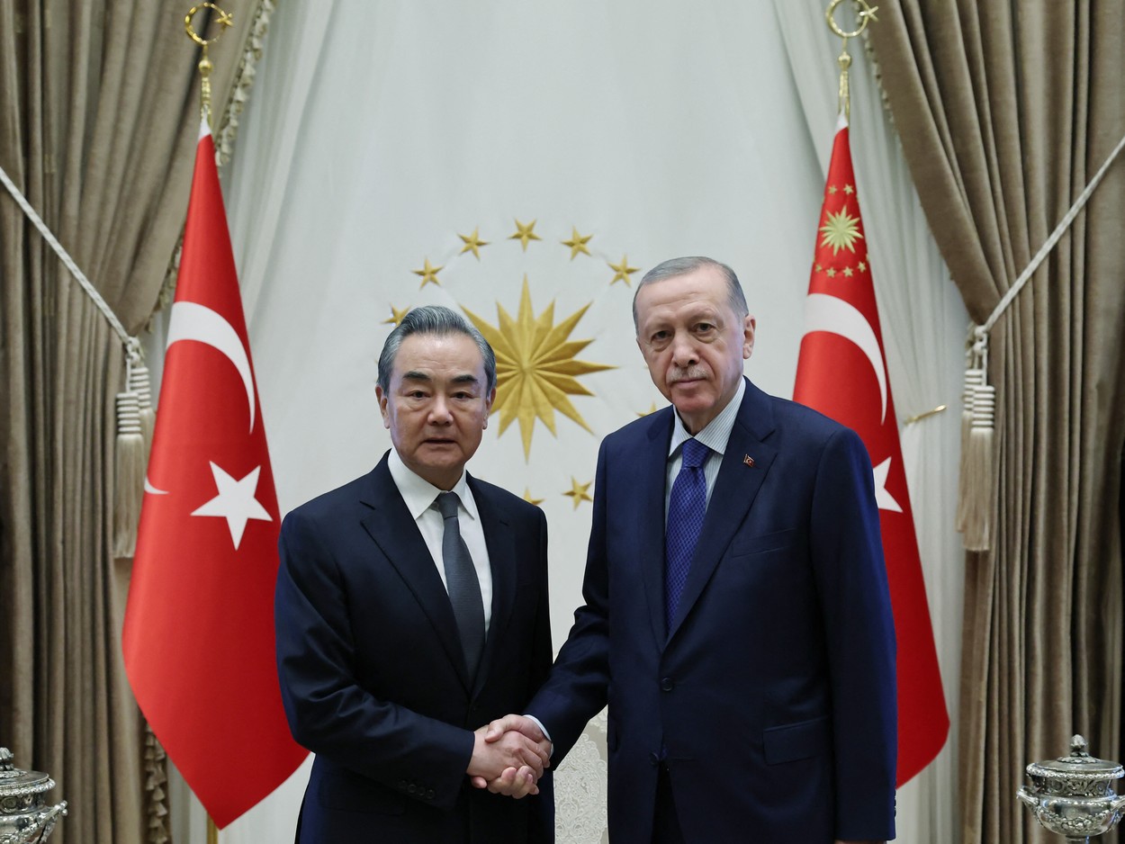Ministrul chinez de externe, reinstalat de o zi în funcție, a mers direct la Ankara să discute cu Erdogan de războiul din Ucraina