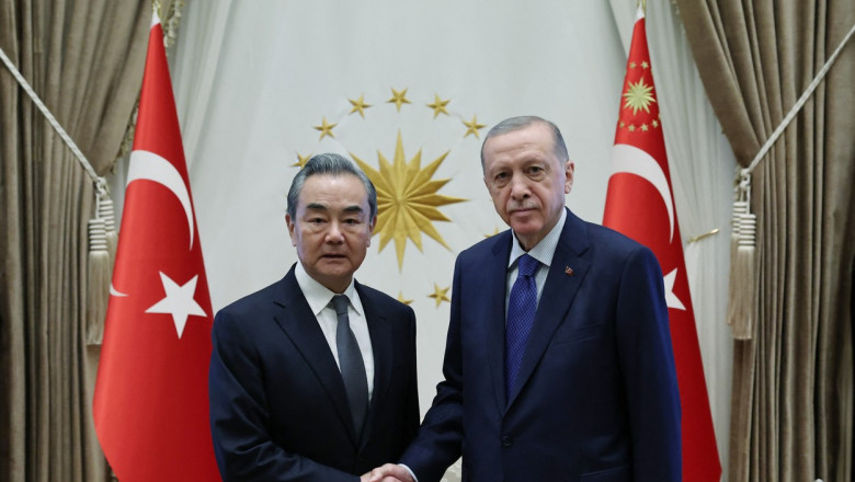Wang strânge mâna lui Erdogan