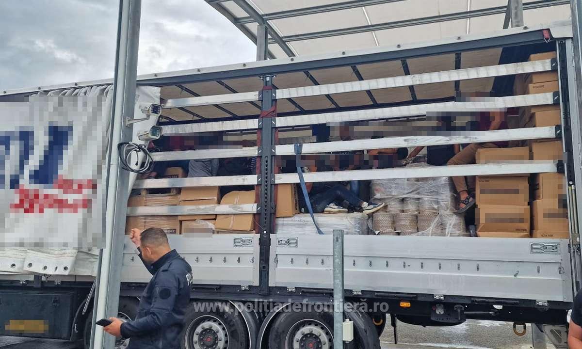 Zi grea pentru polițiștii de frontieră. Peste 100 de persoane au încercat să treacă ilegal granița pe la Nădlac, în doar 24 de ore