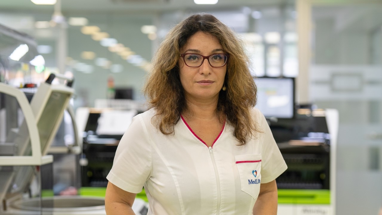 [Medici buni] Dr. Roxana Radu, șef laborator MedLife: „Aș vrea ca pacienții să știe câtă atenție la calitate e în laborator”