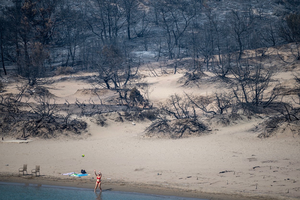 Turiștii evacuați din Rodos din cauza incendiilor vor primi o vacanță gratuită anul viitor