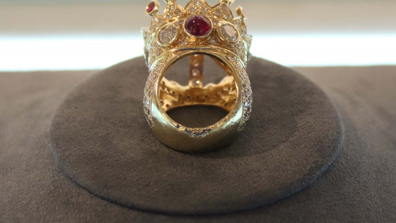 inelul lui Tupac făcut din aur cu diamante