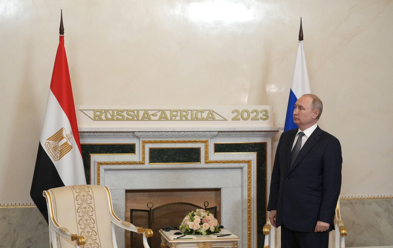 Președintele Egiptului l-a lăsat pe Putin să aștepte. Dictatorul rus s-a plimbat prin cameră și a încercat să-și găsească de lucru