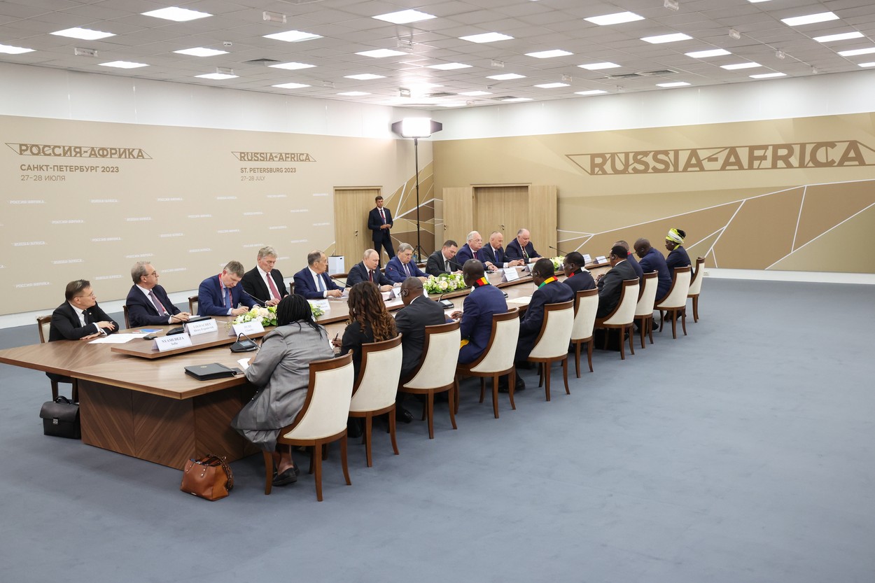 Cum încearcă Putin să-i cumpere pe liderii africani. Președintele din Zimbabwe a primit un elicopter cadou de la dictatorul rus