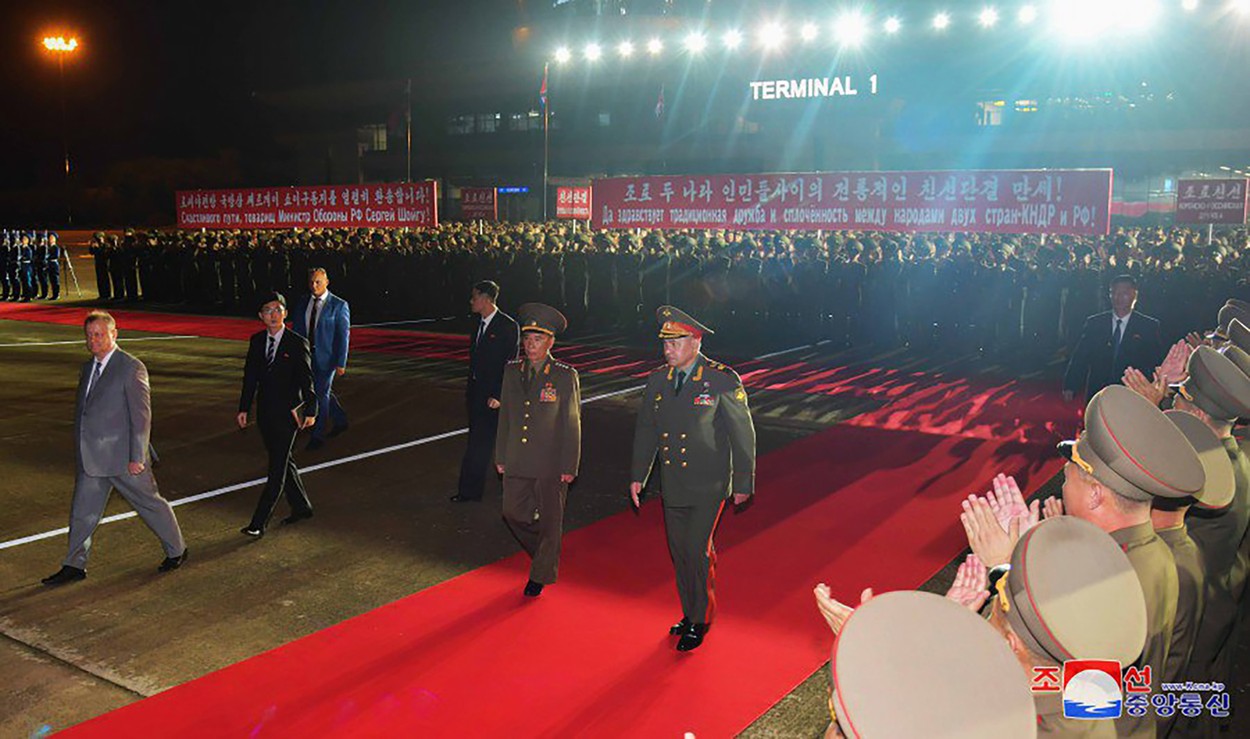 După ce s-a lăudat cu rachetele interzise, Kim l-a scos pe Șoigu și la parada militară. Ministrul rus i-a citit un mesaj al lui Putin