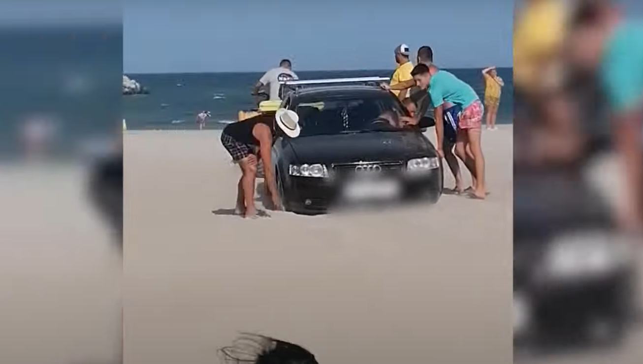 Un șofer a intrat cu Audi-ul pe plajă și a rămas blocat în nisip, iar apoi a venit și amenda uriașă