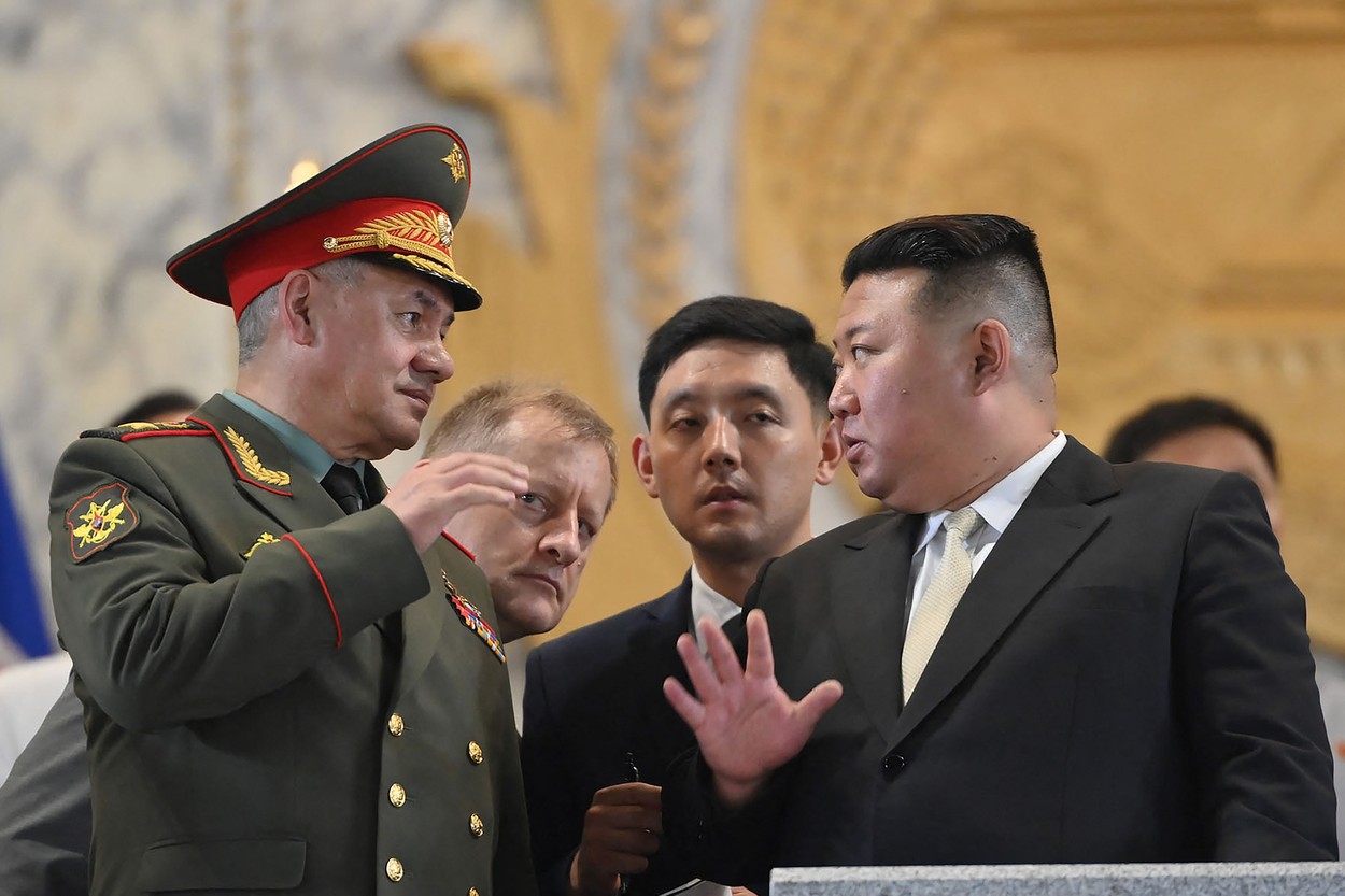După ce s-a lăudat cu rachetele interzise, Kim l-a scos pe Șoigu și la parada militară. Ministrul rus i-a citit un mesaj de la Putin