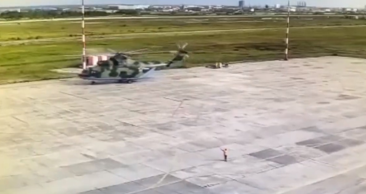 VIDEO. Accident bizar în Rusia. Un elicopter al FSB este distrus după ce intră direct într-un stâlp de pe pistă