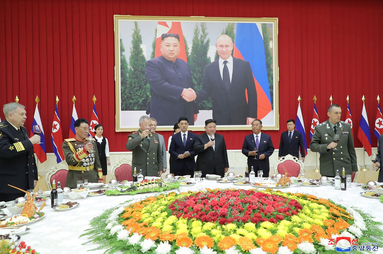 Kim a decorat cu tablouri ale lui Putin toate sălile pe unde a trecut cu Șoigu