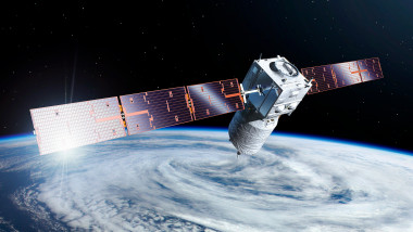 ilustrație cu satelitul aeolus in spațiu și o furtuna pe terra