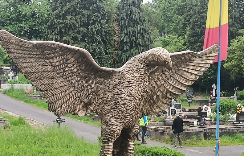 Doi tineri din Zalău au furat un vultur de bronz, de 100 kg, de pe un monument și apoi l-au vândut
